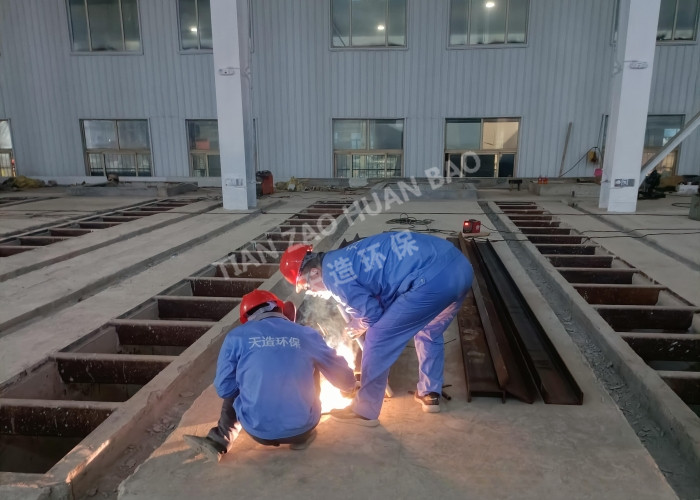 战高温斗酷暑天造喷漆房、喷砂房设备安装进行中